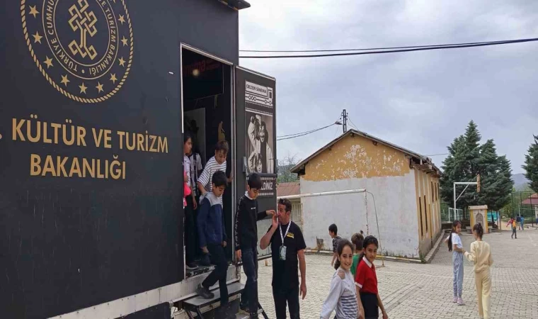 Gezen Sinema Tırı Baskil’de çocuklarla buluştu