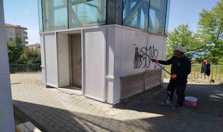 Gölcük’te üst geçitlerin bakımı yapılıyor