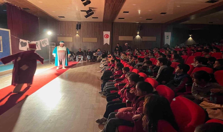 Gürpınarlı çocuklar ilk defa tiyatroyla buluştu