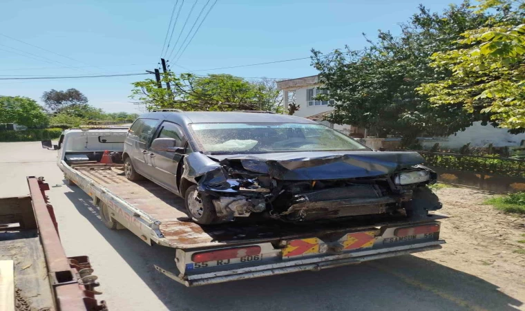 Hafif ticari araç jandarma aracına çarptı: 1 ölü