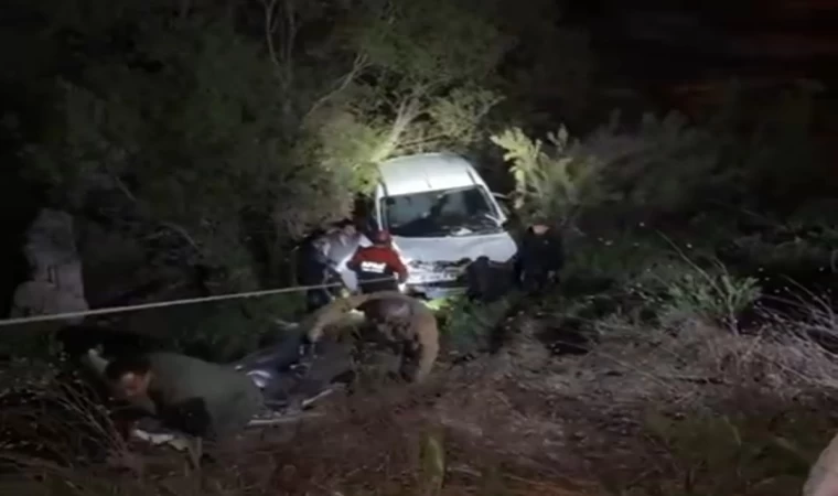 Hakkari’de hafif ticari araç Zap Suyu’na uçtu: 1 yaralı