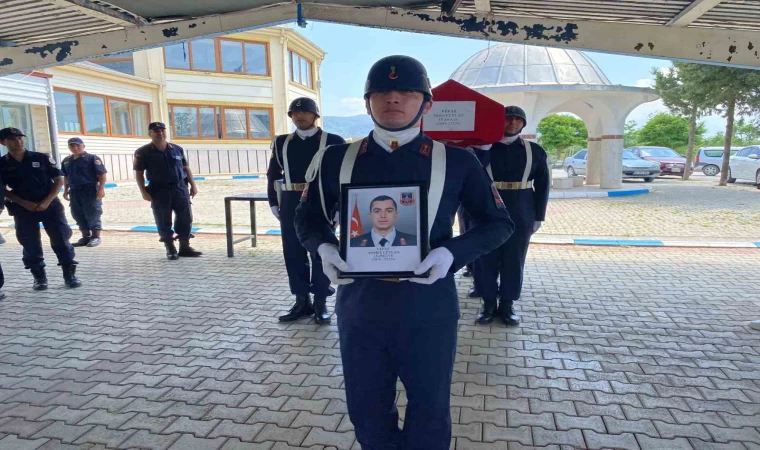 Hastalığa yenik düşen uzman çavuş son yolculuğuna uğurlandı