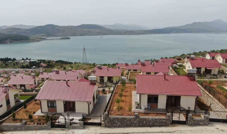 Hem güven hem de huzur veren göl manzaralı deprem konutları