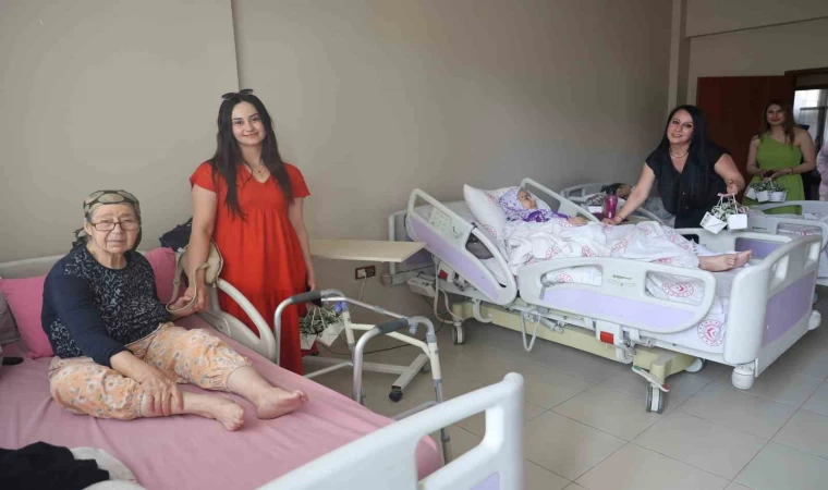 Huzurevinde Anneler Günü kutlaması