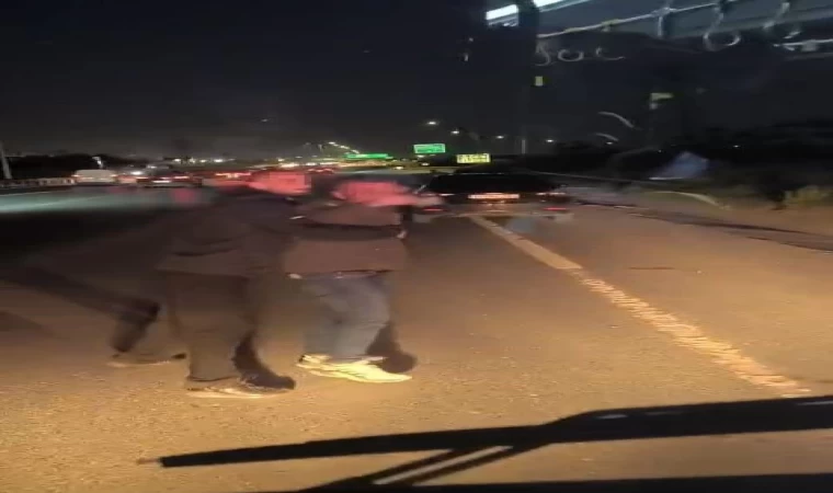 İETT otobüsünün önünü kesip şoförü tehdit ettiler: O anlar kamerada