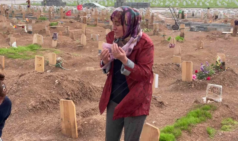 İki evladını cinayete kurban veren anne, mezarlarını ziyaret etti
