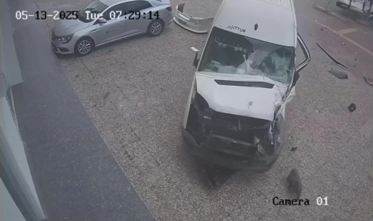 İki servis aracı çarpıştı, biri iş yerine daldı