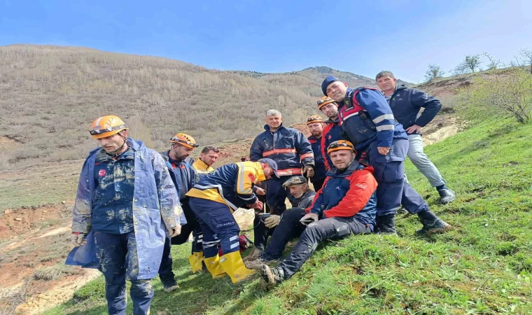 İneğiyle birlikte çamura saplanan vatandaşı AFAD ekipleri kurtardı