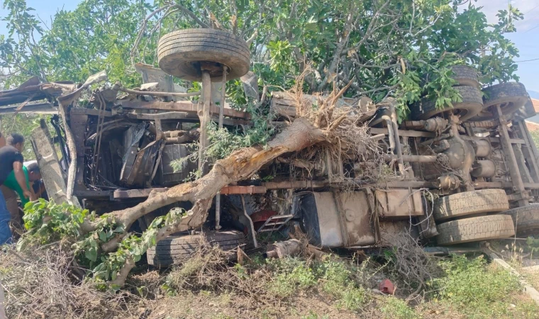 İş makinesini deviren sürücü faciayı engelledi