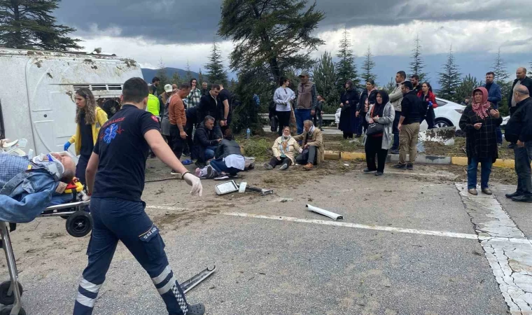 Isparta’da kontrolden çıkan yolcu midibüsü devrildi: 15 yaralı