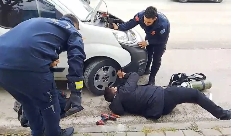 İtfaiye ekiplerinin kedi kurtarma operasyonu kamerada