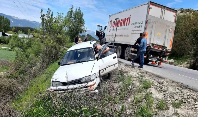 Kamyona çarpmamak için manevra yaptı: Faciadan dönüldü