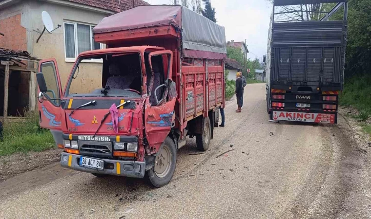 Kamyonların çarpıştığı kazada sürücülerden biri yaralandı