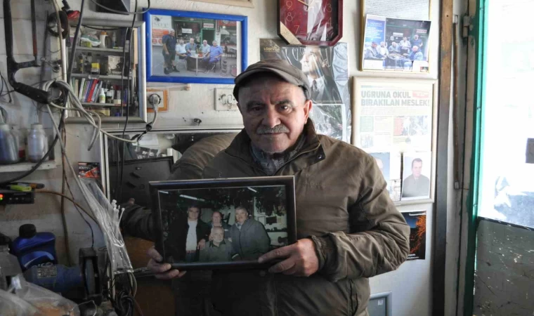 Kanser olan arkadaşının dükkanında bacayı tüttürmeye gayret ediyor