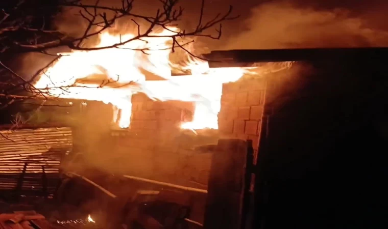 Karabük’te iki katlı ev alevlere teslim oldu