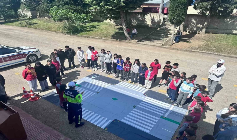 Karacabey’de Trafik Haftası kapsamında çocuklara eğitim verildi