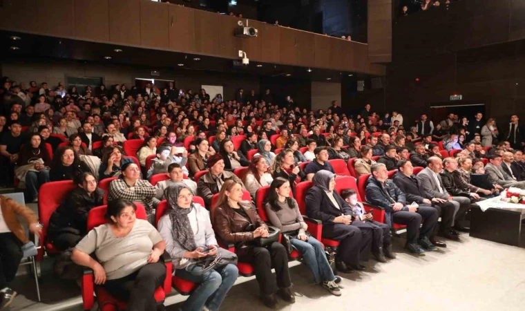 Kars’ta ‘Otogargara’ oyununa yoğun ilgi