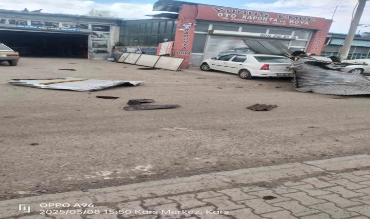 Kars’ta şiddetli rüzgar iş yerlerinin çatısını uçurdu