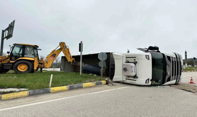Kastamonu’da demir yüklü tır devrildi: 1 yaralı
