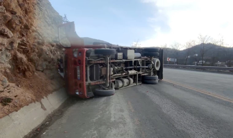 Kastamonu’da meyve yüklü kamyon devrildi