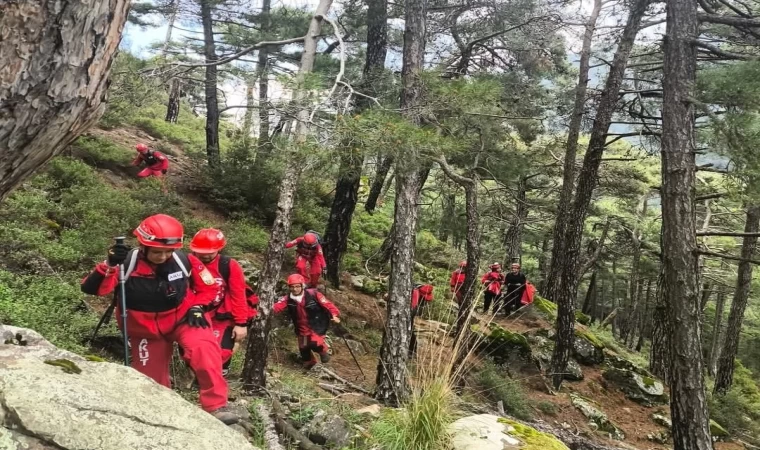 Kayıp dağcının cansız bedeni düştüğü uçurumdan helikopterle alındı