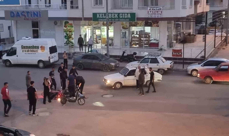 Kaza anı kamerada: Yaralı sürücüyü kaldırıp kenara götürdüler