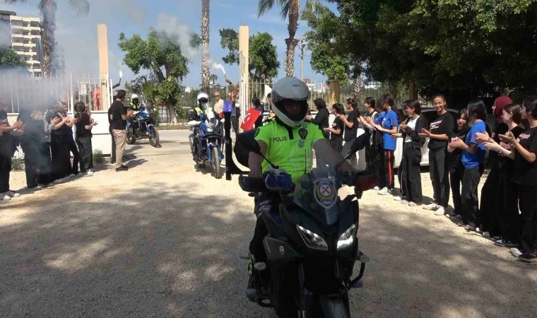 Kaza ihbarıyla çağrılan trafik ekiplerine pastalı, meşaleli sürpriz kutlama