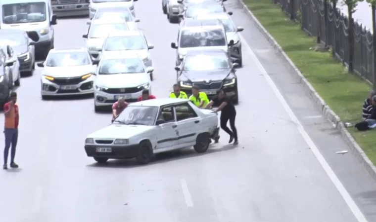 Kaza yapan otomobili polisler iterek yol kenarına çekti