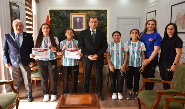 Kazandıkları madalyaların mutluluğunu kaymakamla paylaştılar