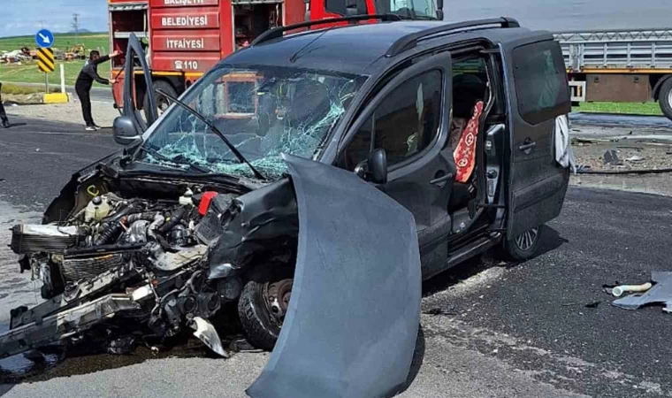 Kırıkkale’de kamyonet ile otomobil çarpıştı: 3 yaralı