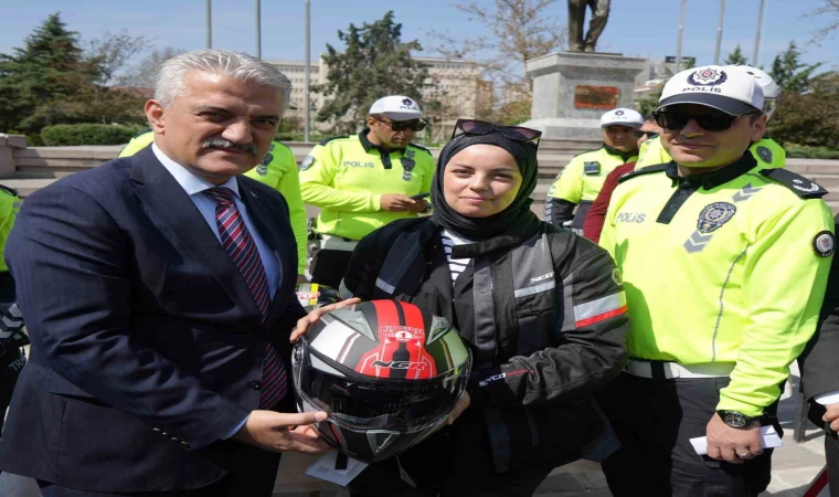 Kırıkkale’de motosiklet sürücülerine kask hediye edildi
