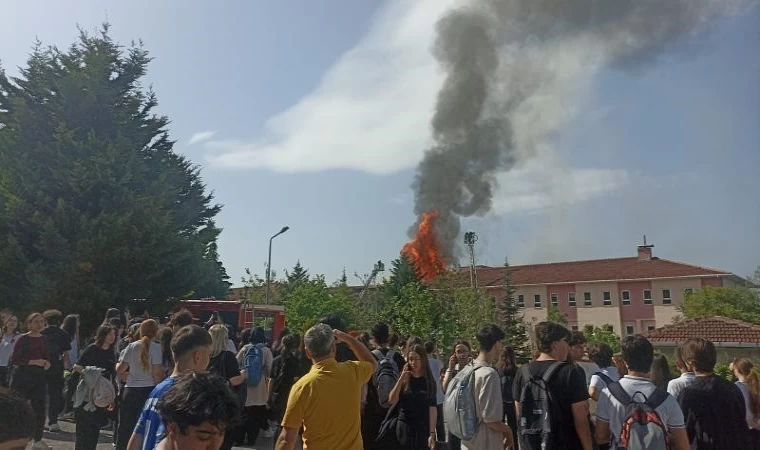 Kocaeli’de fen lisesi yanıyor, öğrenciler tahliye ediliyor