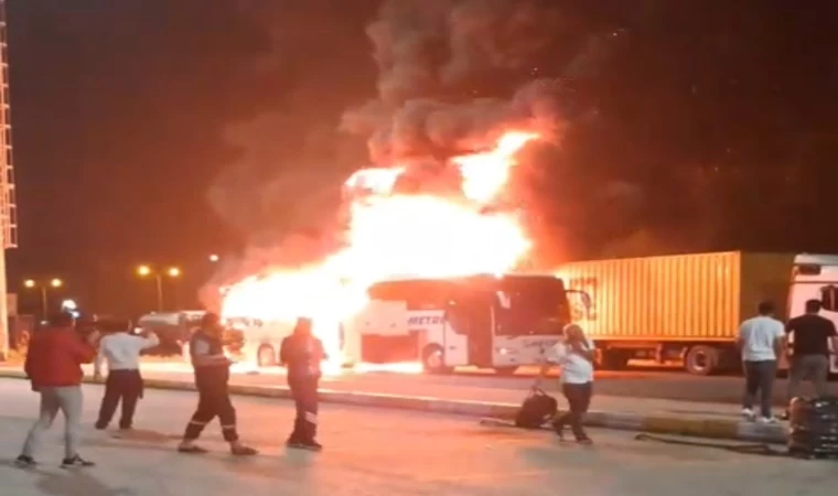 Kocaeli’de park halindeki otobüs alev alev yandı