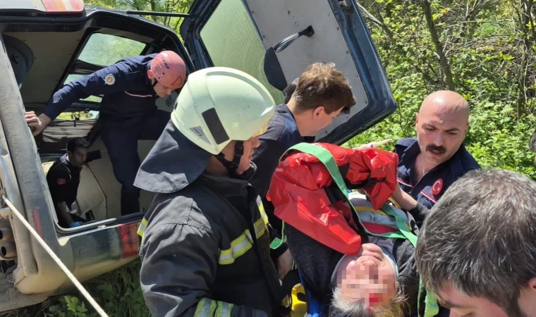 Kontrolden çıkan hafif ticari araç devrildi: 2 yaralı