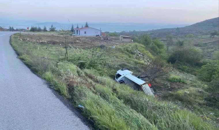 Kontrolden çıkan kamyonet şarampole yuvarlandı sürücüsü yaralandı