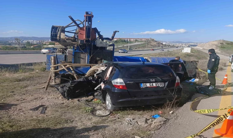 Kontrolden çıkan otomobil sondaj makinesine çarptı: Anne ve oğlu hayatını kaybetti