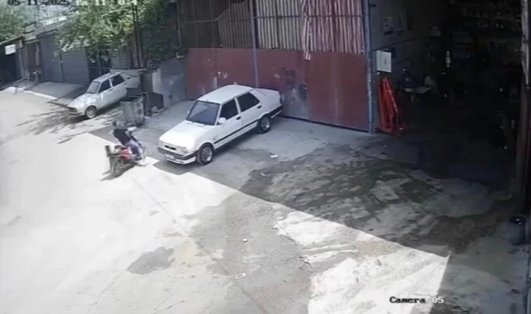 Kontrolden çıkan şarjlı bisiklet demir kapıya çarparak durdu