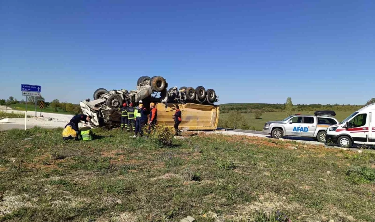 Kontrolden çıkan tır devrildi, sürücüsü yaralandı