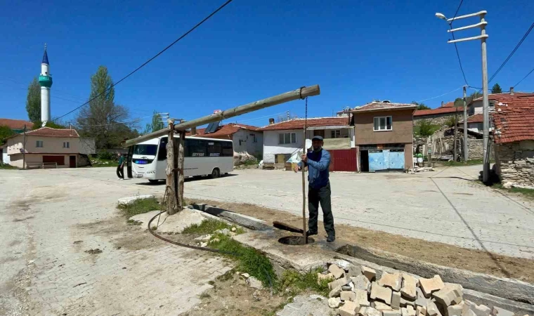 Köylü 100 yıldır su ihtiyacını bu kuyudan karşılıyor