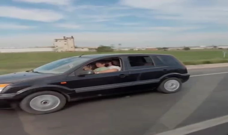 Kucağında çocukla araba kullanan sürücü tehlikeye davetiye çıkardı