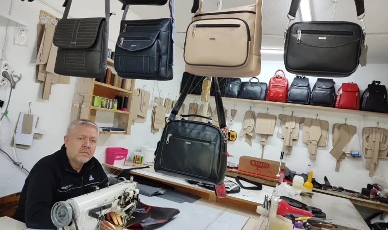 Küçük atölyesinde eliyle diktiği deri ürünleri Türkiye’nin her yerine gönderiyor