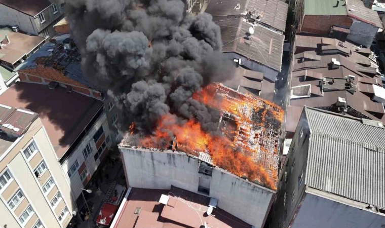 Küçükçekmece’de binanın çatısı alev alev yandı