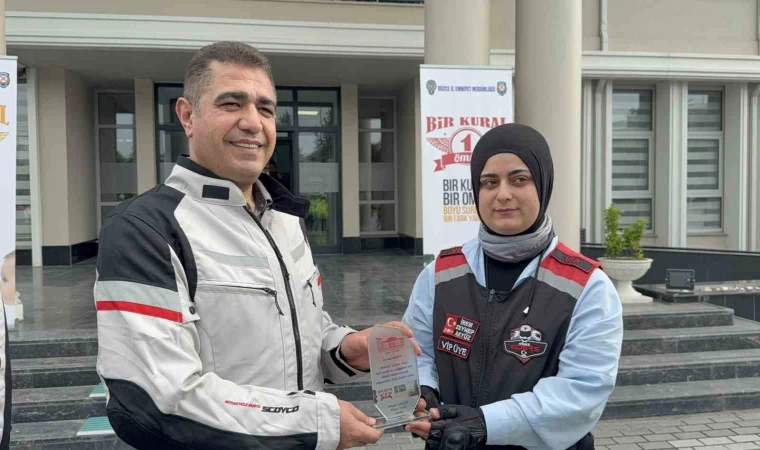Kural ihlali yapmayan 3 motosikletliye plaket verildi