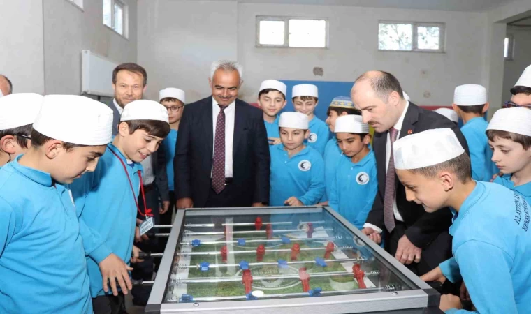 Kuran Kursu öğrencilerine oyun grubu hediye etti