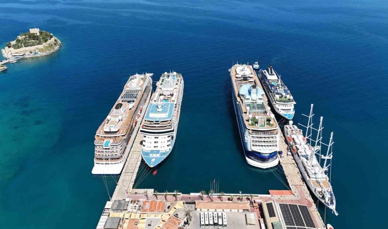 Kuşadası’na aynı anda 5 kruvaziyer demirledi