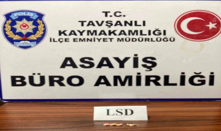 Kütahya’da kitap arasına uyuşturucu koyarak satan şüpheli tutuklandı