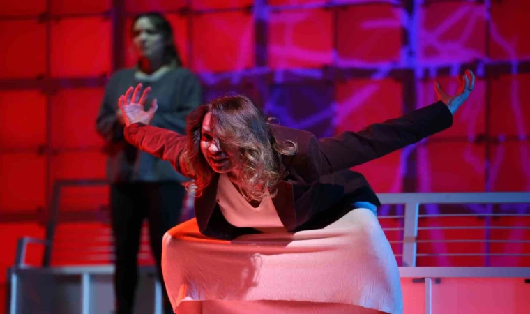 ”Kutsal”, 3 oyunla İstanbul’da seyirci karşısında