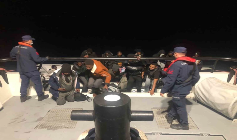 Lastik bot içerisinde 28 göçmen yakalandı