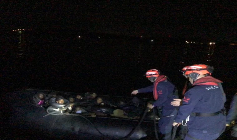 Lastik botta 48 göçmen yakalandı