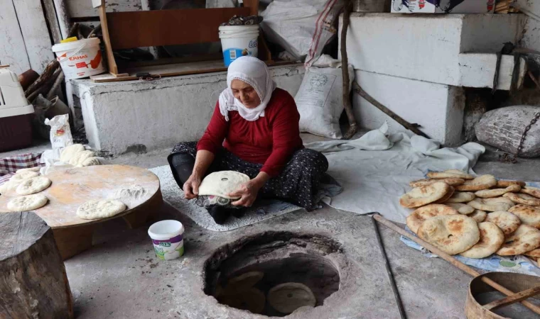 Lezzetli ekmekler köy tandırında pişiyor